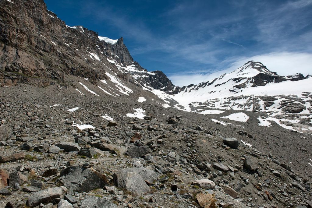 La conca glaciale oltre il rifugio Vittorio Enmanuele II. Foto Roberto Carnevali