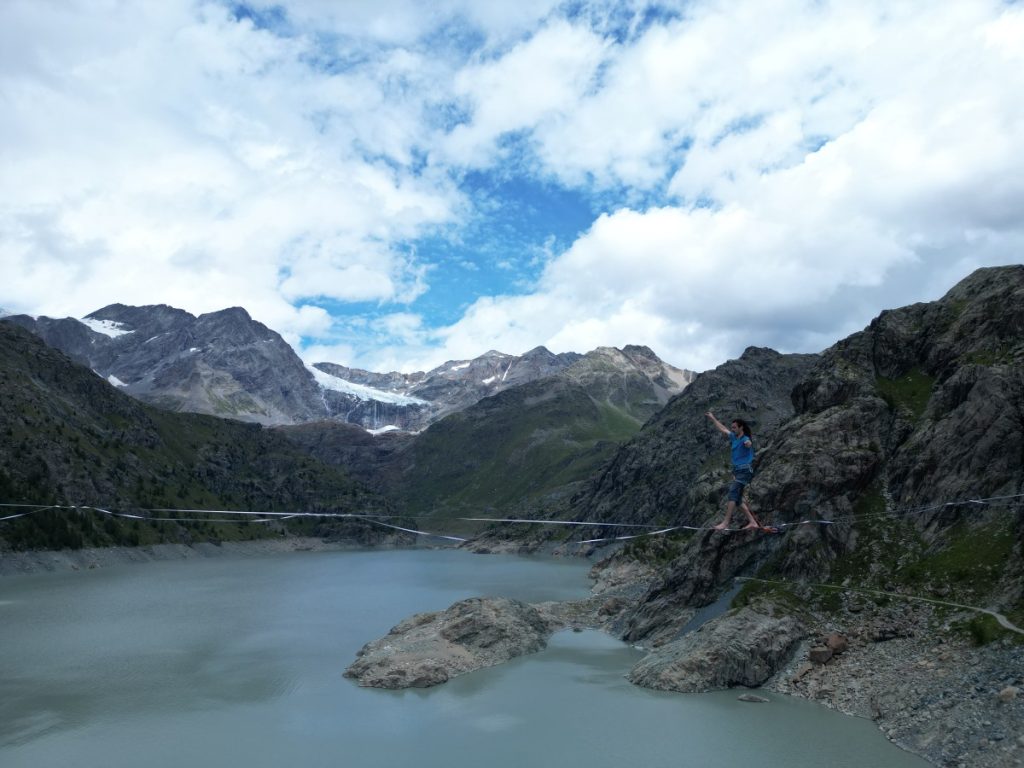 La fettuccia sulla quale si cammina è posizionata spesso 100 metri sopra il suolo