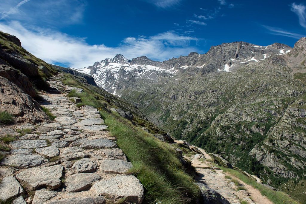 La mulattiera reale che sale al rifugio. Foto Roberto Carnevali