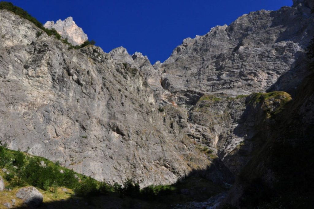 La parete nord del Monte Camicia arrivando dal Fondo della Salsa. Foto Stefano Ardito