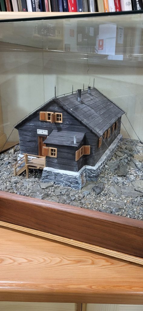 La riproduzione della prima struttura del rifugio nel 1910