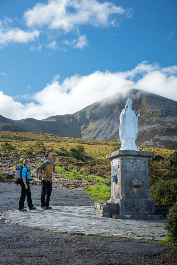La statua dedicata a San Patrizio ai piedi del Croagh Patrick