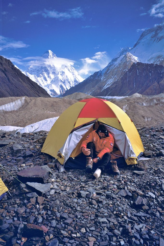 Lacedelli verso il K2 durante la spedizione commemorativa del 2004, foto di Paolo Tassi