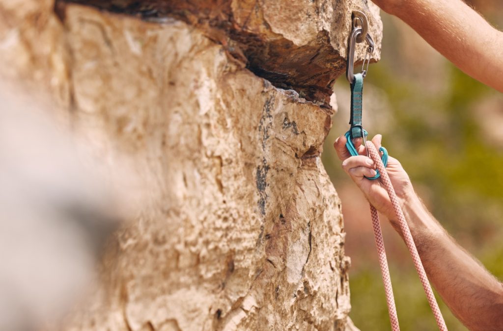Le discussioni su quanto e come una via possa essere protetta sono antiche quanto la storia del free climbing @ AdobeStock