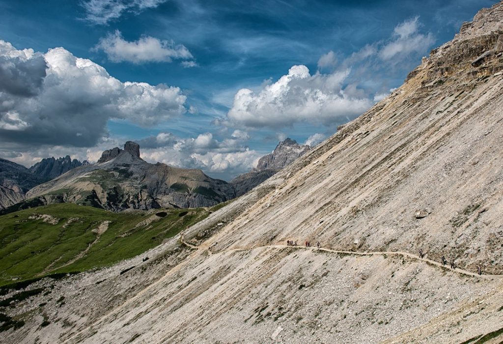 Lungo il sentiero. Sullo sfondo la Cima Tre Scarperi. Foto Roberto Carnevali