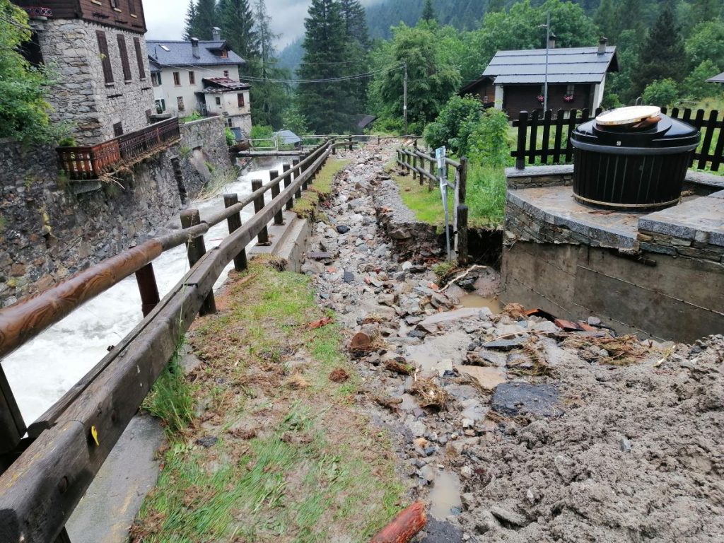 Macugnaga, il sentiero per la Val Quarazza divorato dal torrente Tambach. Foto Ettore Pettinaroli