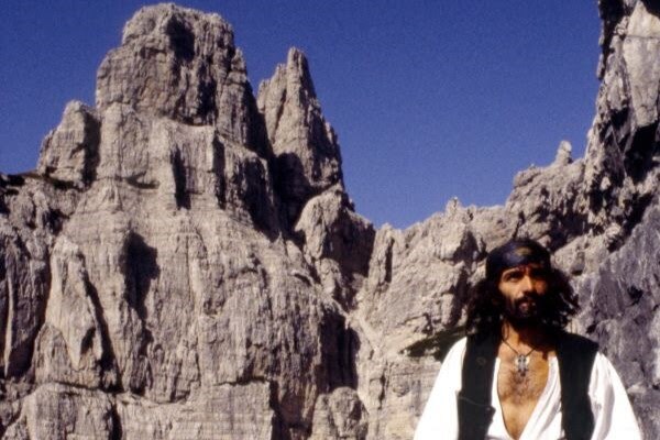 Mauro Corona alla base del Campanile della Val Montanaia nel 1992. Foto Alessandro Gogna