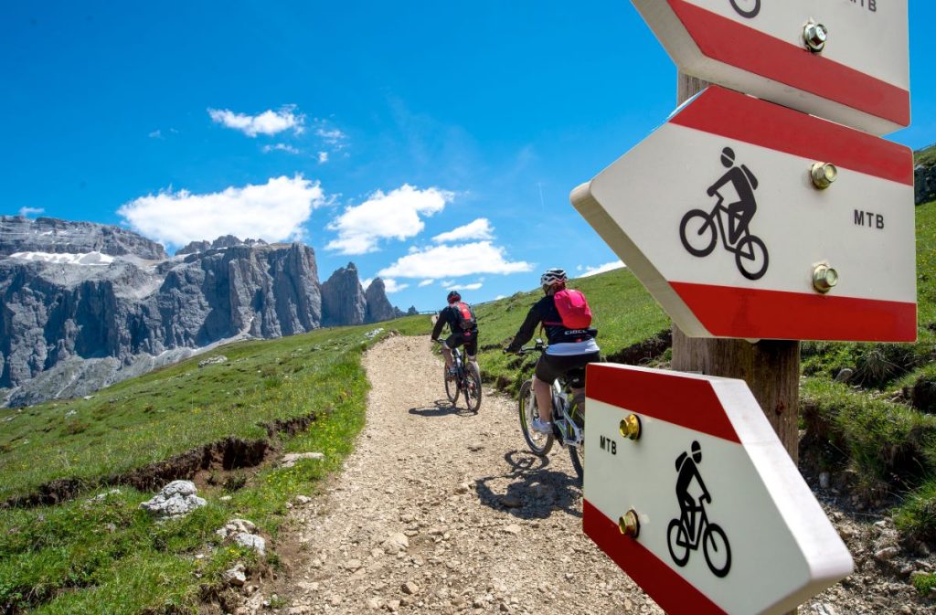 Molti sono i sentieri a misura di bici @AdobeStock