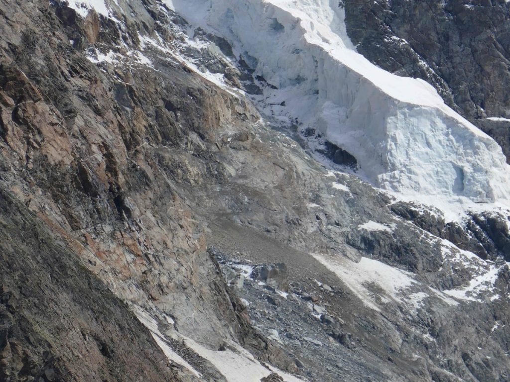 Quel che resta del ghiacciaio pensile, con torri di ghiaccio adiacenti alla nicchia alte come palazzi e i blocchi di diorite disseminati lungo il ghiacciao sottostante, foto M. Comi