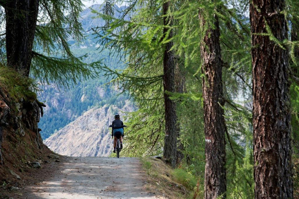 Scendendo in bici verso Saint-Vincent. Foto Umberto Isman