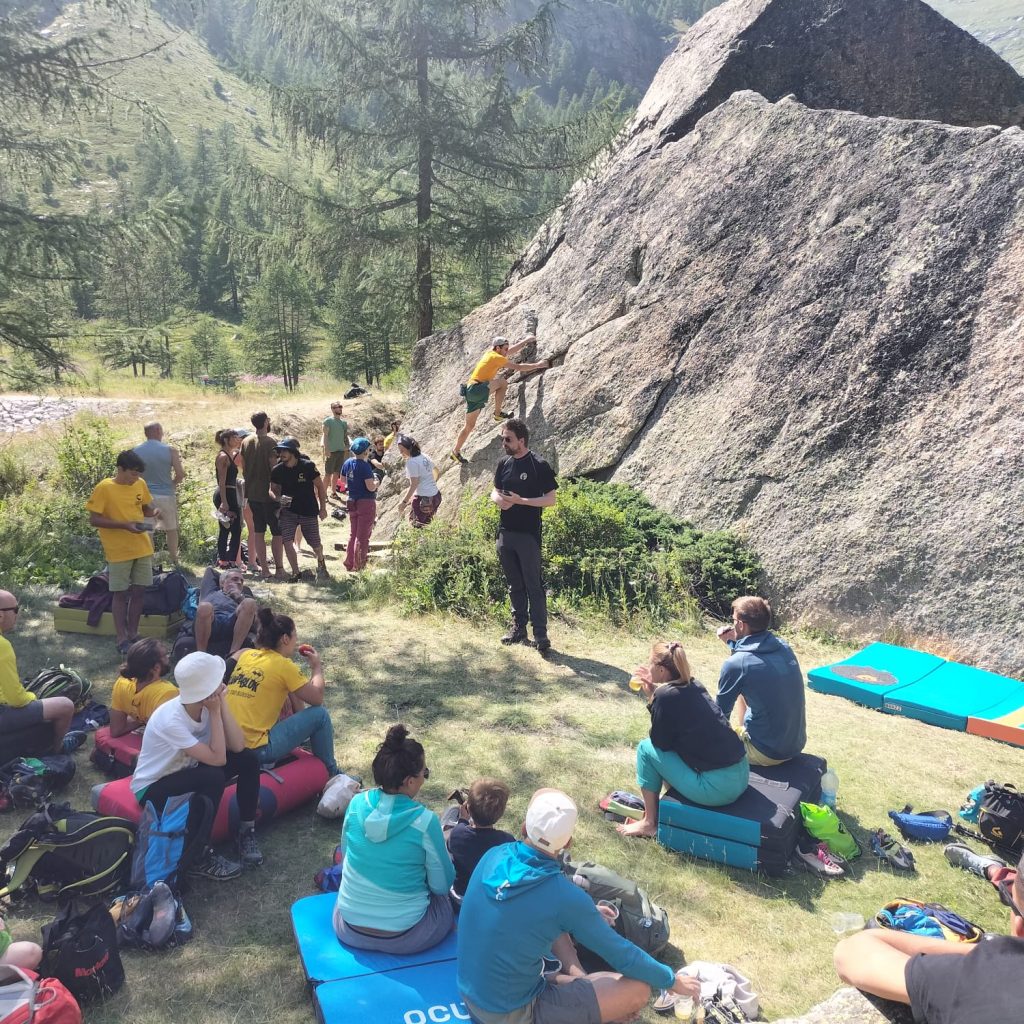 Un momento di riflessione comune tra boulderisti ed esperti del PNGP. Foto FB Granpablock