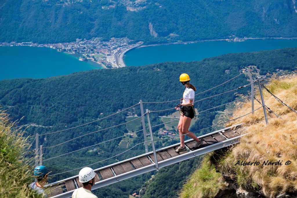 Un ponticello lungo la Ferrata Angelino. Sullo sfondo il Lago di Lugano. Foto Alberto Nardi