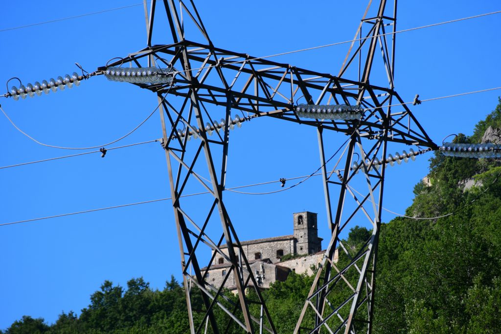 Un traliccio davanti a Rocchetta a Volturno, foto SA