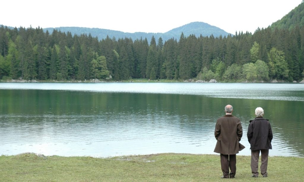 Una scena di La ragazza del lago, sulle rive del Lago di Fusine