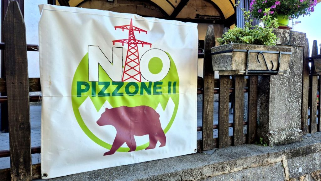 Uno striscione ambientalista a Castel San Vincenzo, foto SA