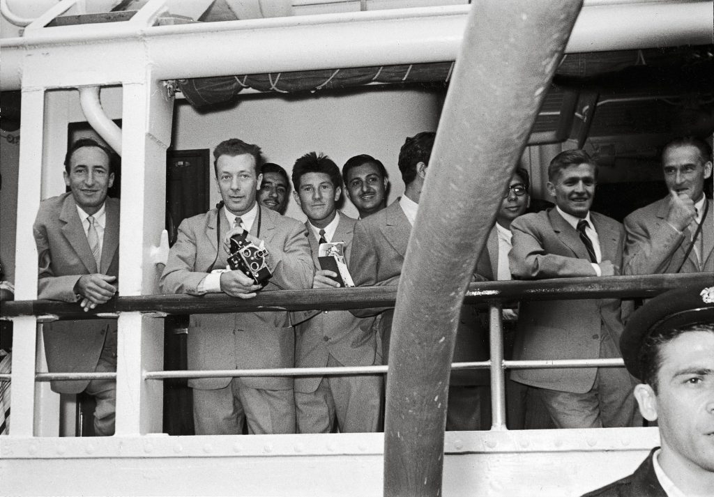 Walter Bonatti (quarto da sinistra) all