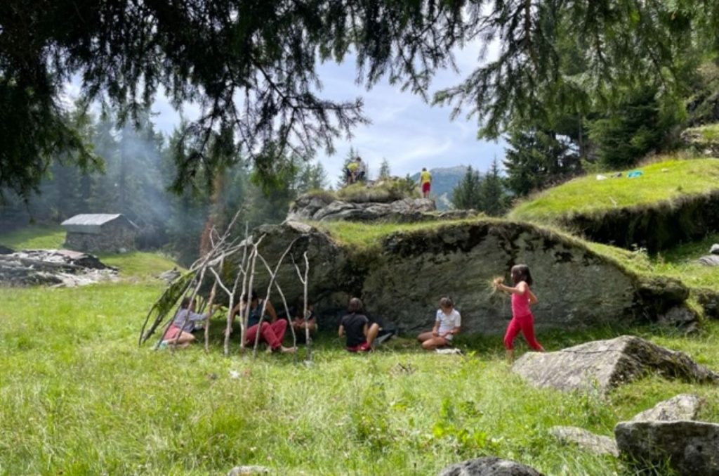 Raggiungiamo l'ampia radura sul filo dei duemila metri. Foto Michele Comi