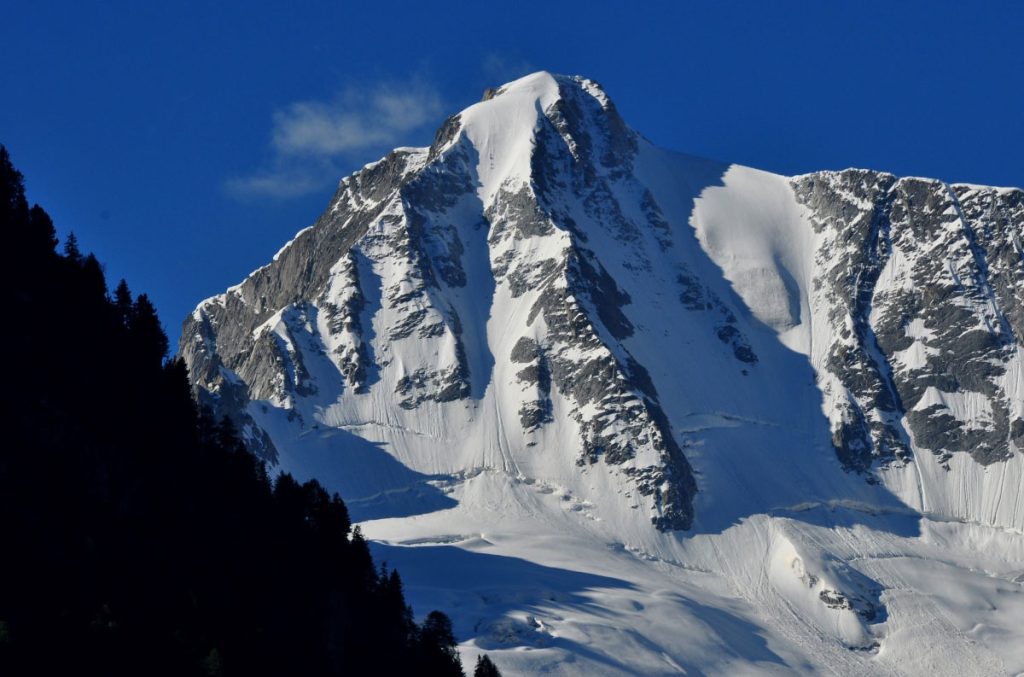 La Presanella dalla strada del Tonale, foto di Stefano Ardito