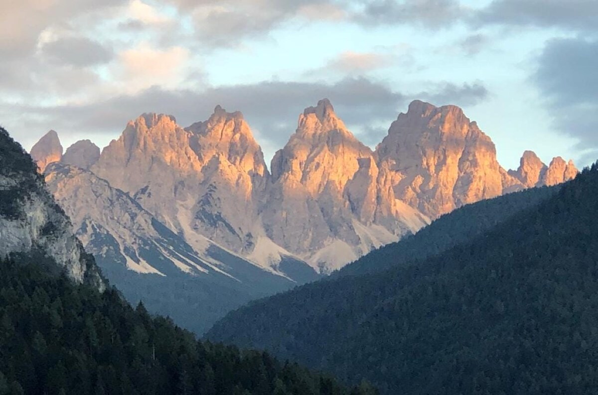 Da sinistra Torre e Cima di San Lorenzo, Castello di Vedorcia, Cima Cadin di Toro, Cima Cadin di Vedorcia, Cima Cadin degli Elmi e Cime di Santa Maria. Foto Luca Calvi