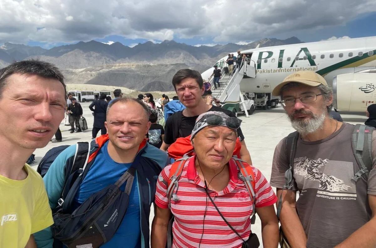 I cinque scalatori russi che intendevano recuperare il corpo di Dmitry Golovchenko, Il primo da destra è Sergei Nilov. Foto Mountain.ru