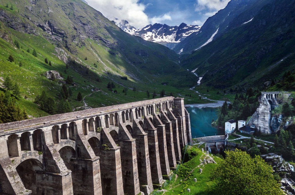 I resti della diga del Gleno, in Val di Scalve. Foto Bruno Zanzottera