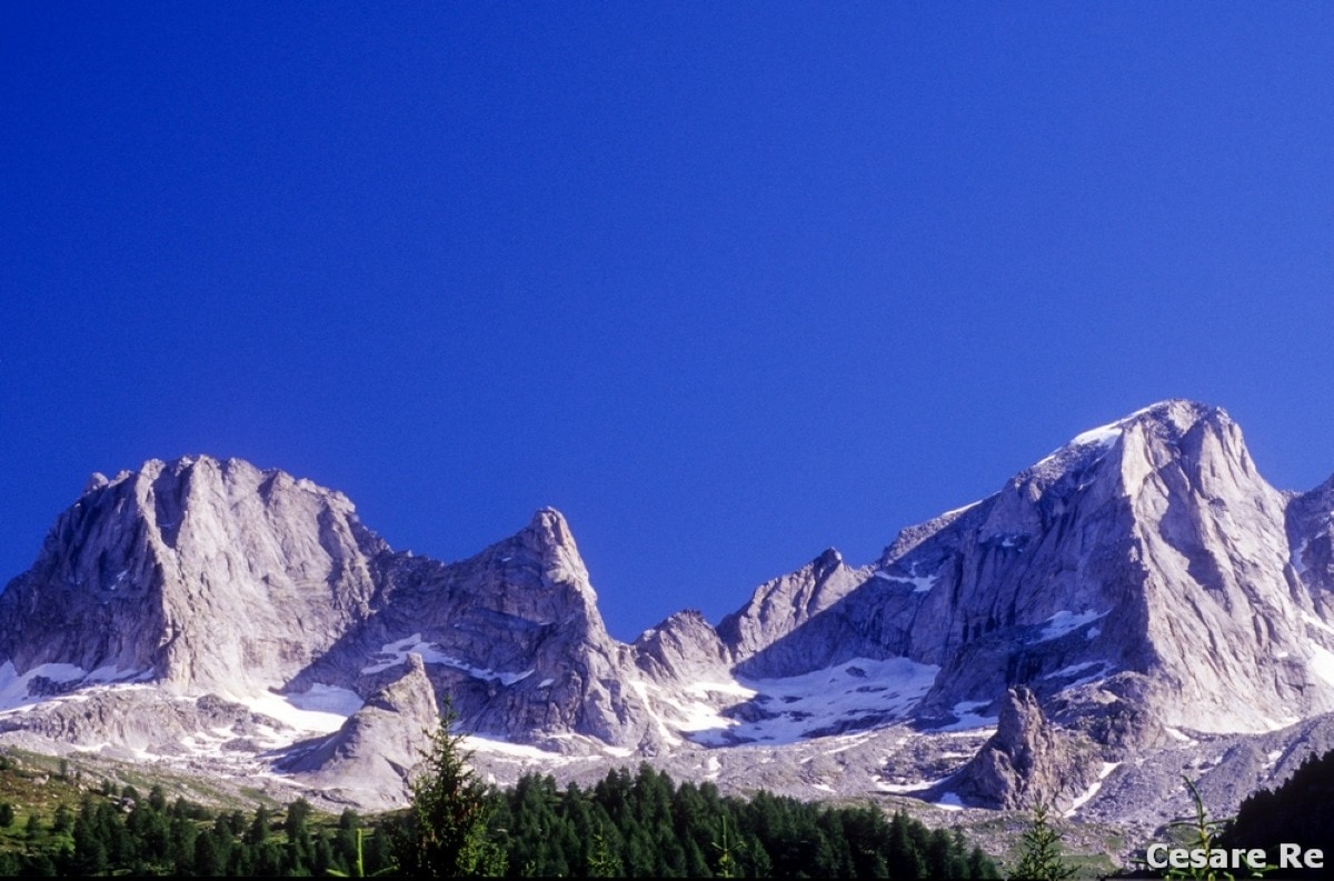 Il Badile e il Cengalo salendo al Rifugio Omio. Foto Cesare Re