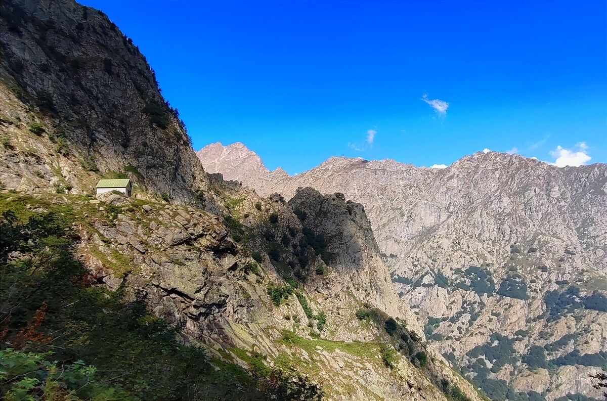 Il Bivacco Campia-Gandolfo. Si trova a 1.847 metri di quota nel Vallone del Dragonet. Foto C. Mantero