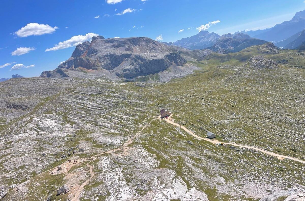 Il Cu de ra Badesa (ufficialmente Croda del Beco) e il Rifugio Biella. Foto Alessandro Gradenigo