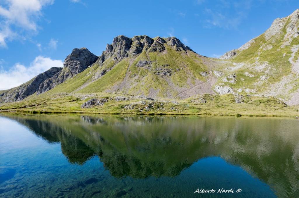 Il Monte Triomen si specchia in uno dei laghetti di Ponteranica. Foto Alberto Nardi