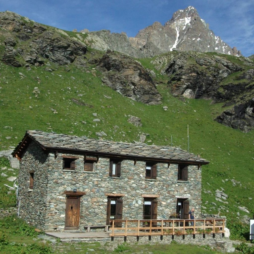 Il Rifugio Alpetto, nei pressi dei sentieri appena risistemati. Foto FB Rifugio Alpetto Monviso