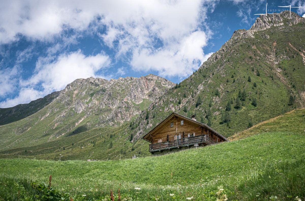 La Pfoialm con l'Höllböden sullo sfondo. Foto Luigi Tassi