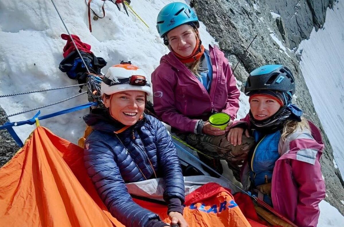 Le tre alpiniste sulla parete nord dell'Argo Peak. Foto Expedition Team