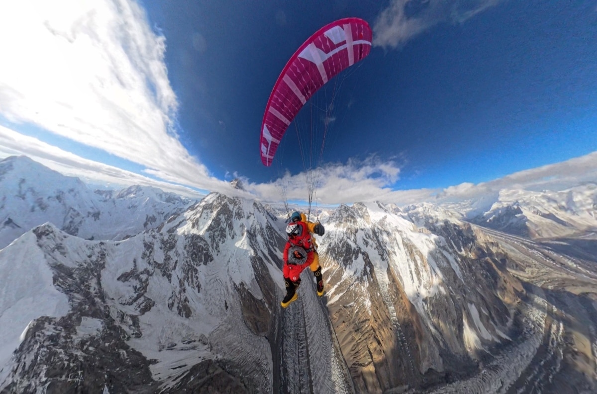 Liv Sansoz e Zeb Roche in volo davanti al K2