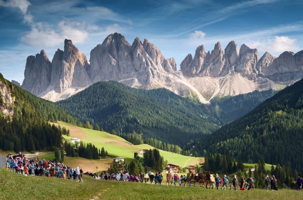 Ovetourism in Dolomiti @Firefly, immagine generata con AI