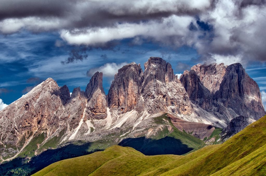 Sassolungo e Sassopiatto, visti dall'itinerario. Foto Roberto Carnevali