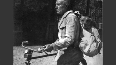 Tita Piaz con la sua bici e l'amato cane Satana