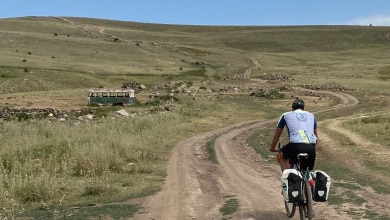 Un tratto di sterrato durante il viaggio in bici in Armenia. Foto Matteo Colizzi