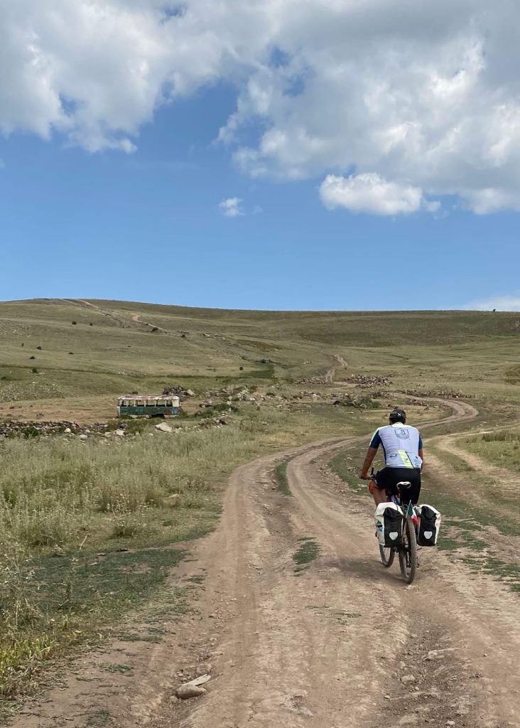 Un tratto di sterrato durante il viaggio in bici in Armenia. Foto Matteo Colizzi