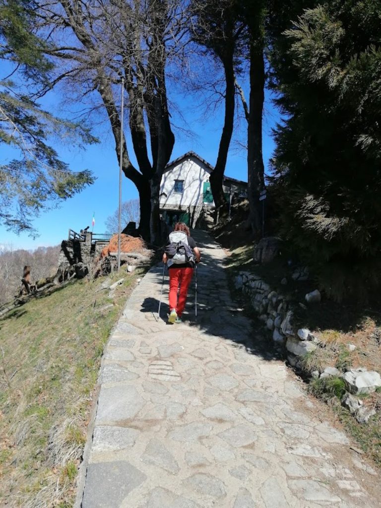 Arrivo al rifugio Riella, sotto il Palanzone