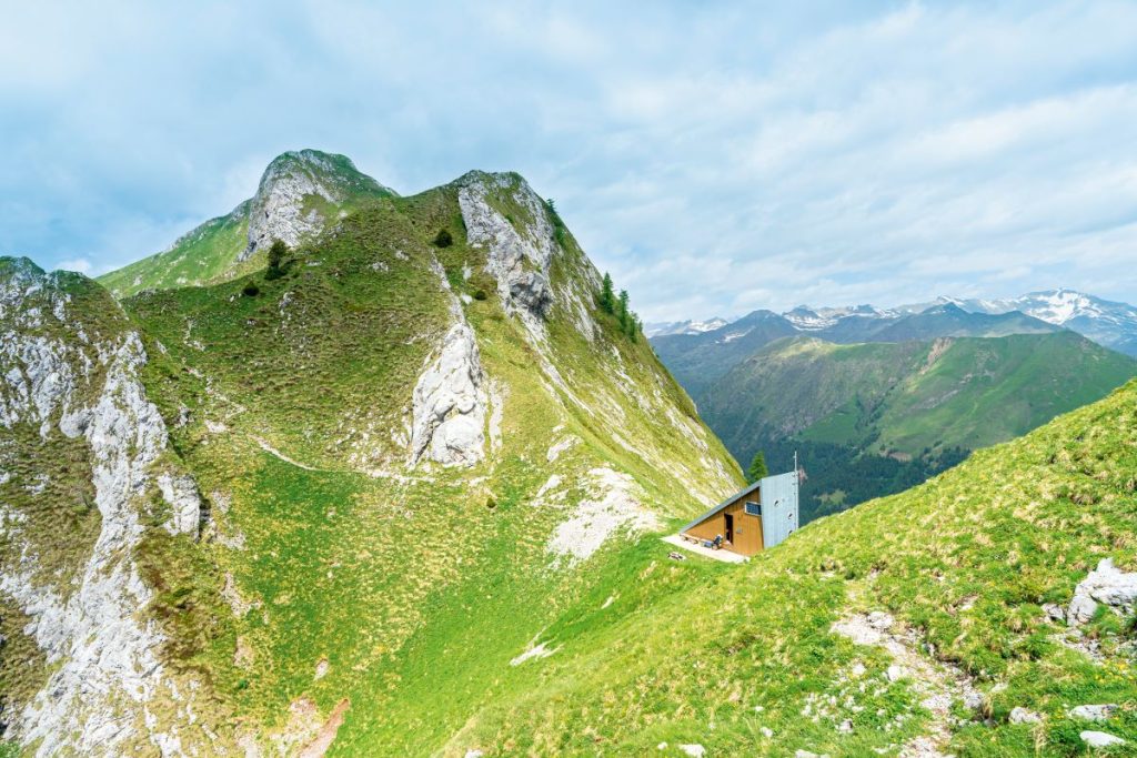 Bivacco Corini al Passo di Valzellazzo. Foto Giacomo Meneghello
