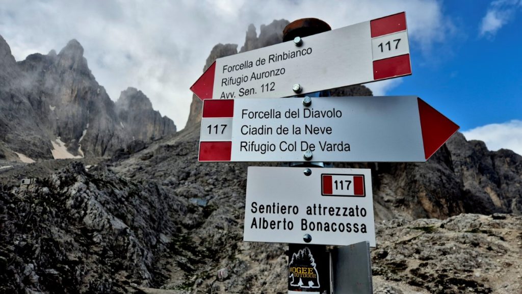 Cartelli al rifugio Fonda Savio, foto Stefano Ardito