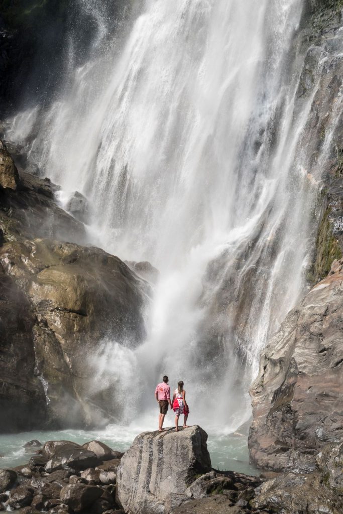 Di fronte alla cascata di Parcines. Foto Helmuth Rier