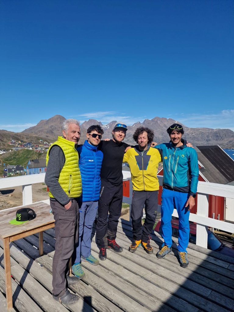 Foto di gruppo prima della partenza. Foto FB Matteo Della Bordella