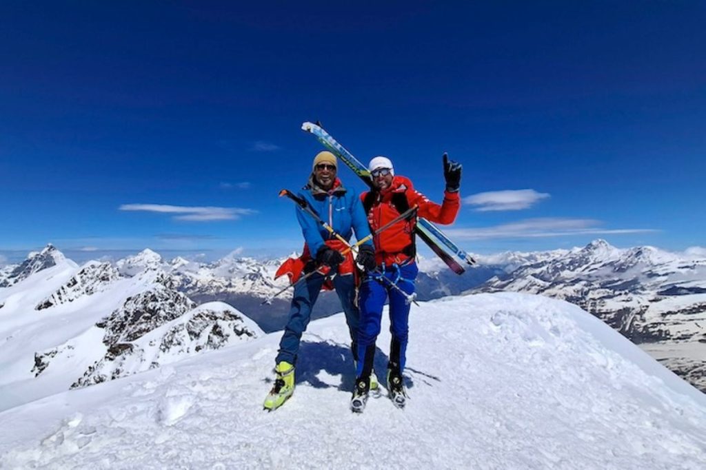 I due alpinisti-deltaplanisti svizzeri durante la loro impresa. Foto ZVG