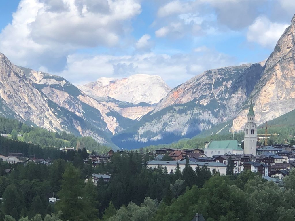 Il Cu de ra Badesa visto da Cortina d'Ampezzo. Foto Massimo Spampani