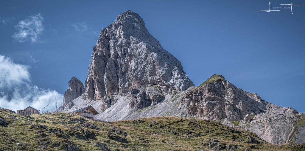 Il Filmoor-standschützenhütte, dove si trascorre la prima notte, e il Große Kinigat. Foto Luigi Tassi