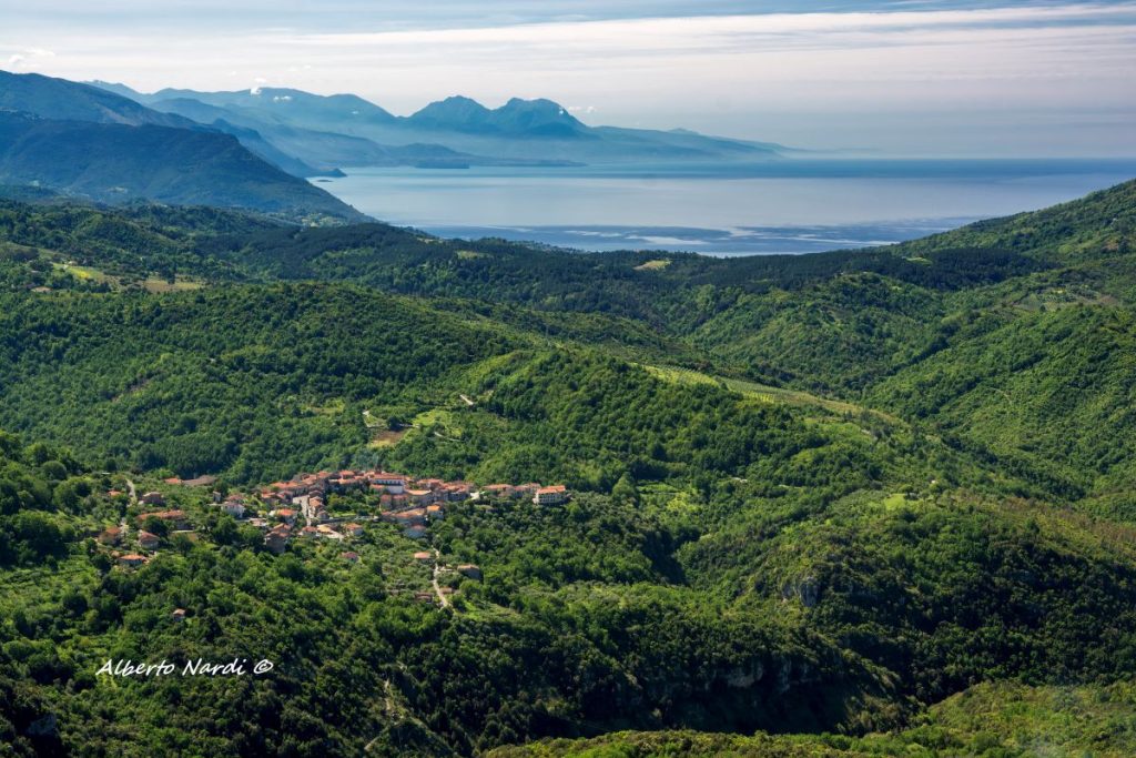 Il Golfo di Policastro visto dal Monte San Michele. Foto Alberto Nardi