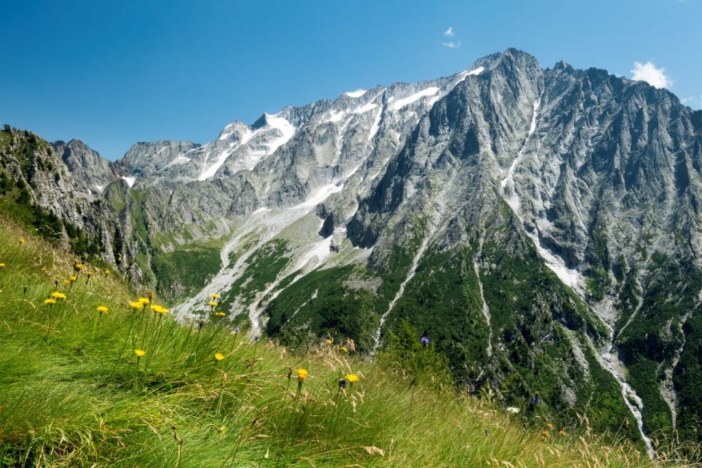Il Gruppo del Baitone, sopra la Val Gallinera. Foto Alberto Nardi