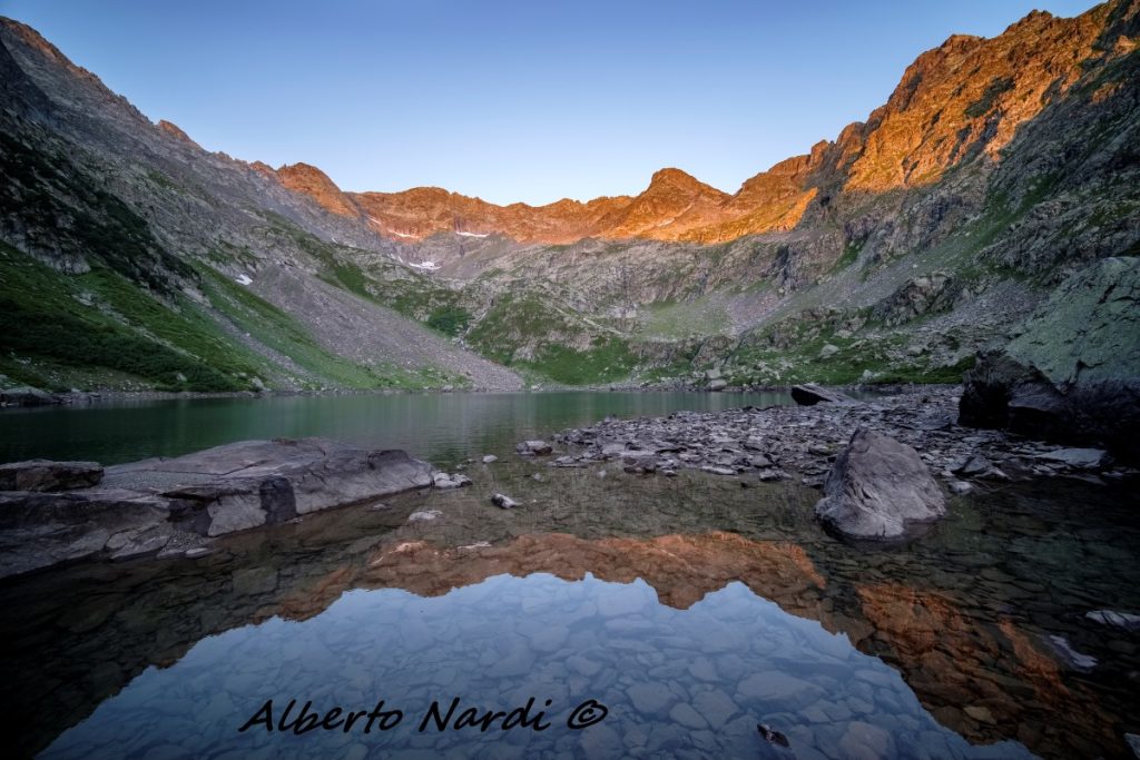 Il Lago Brocan (2004 m) accanto al Rifugio Genova Figari. Foto Alberto Nardi