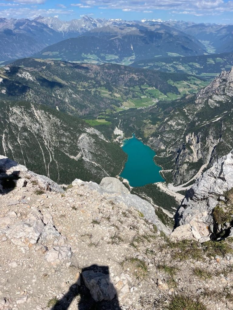 Il Lago di Braies visto dalla vetta. Foto Alessandro Gradenigo